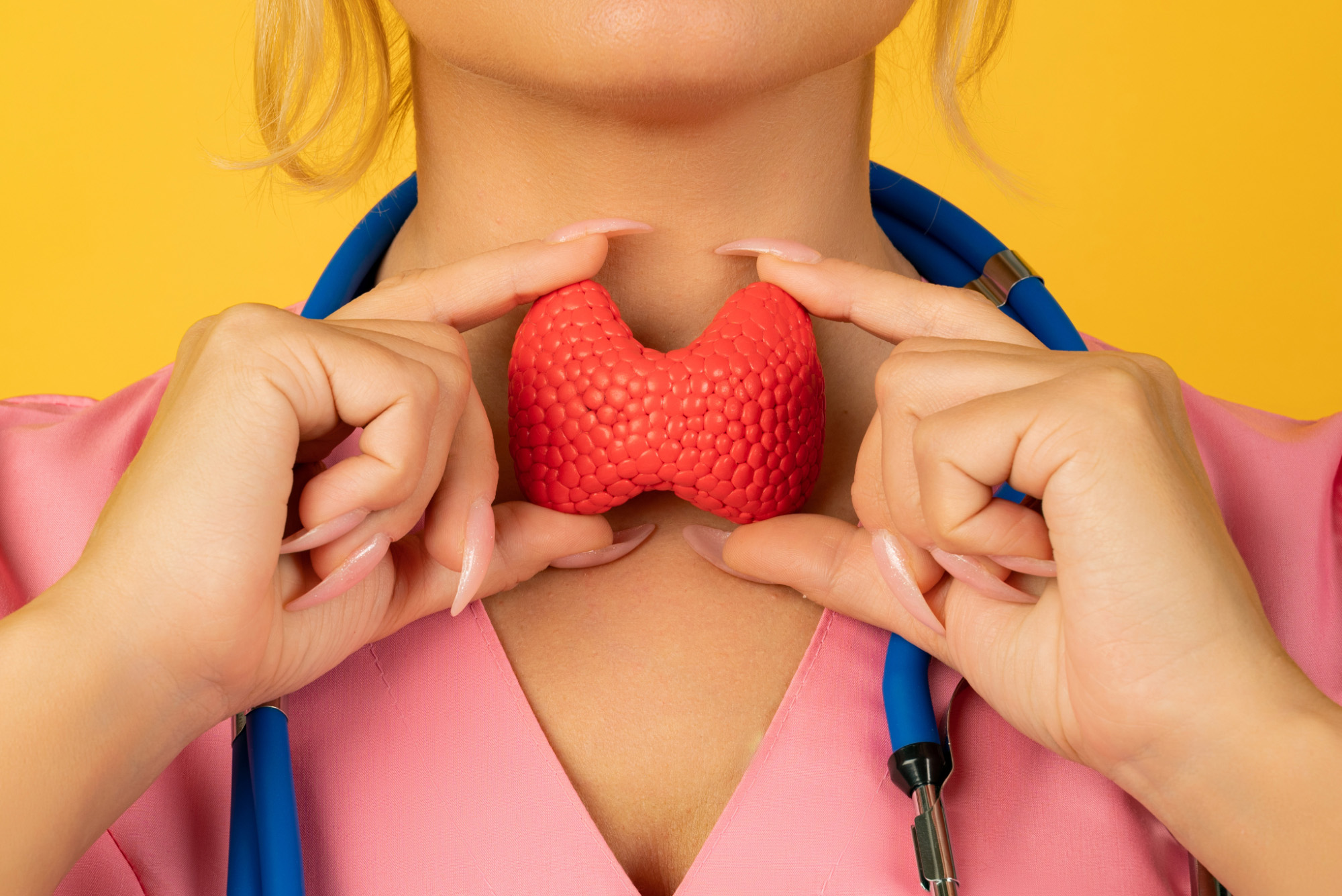 Guzki tarczycy – dlaczego powstają, jakie dają objawy i jak się je leczy?